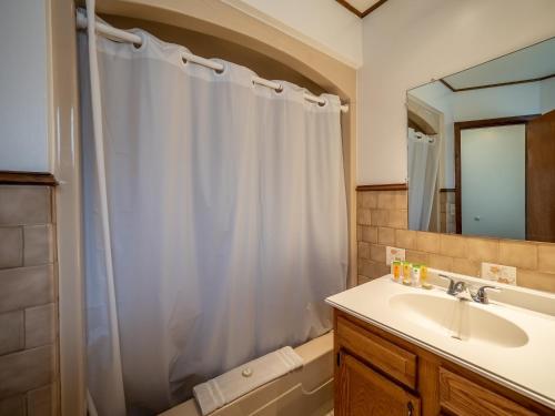 Habitación con cama extragrande y vistas a la piscina del hotel Lake 'n Pines. Foto 3