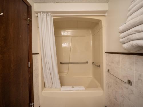 Habitación Estándar - 1 cama grande del hotel Lake 'n Pines. Foto 3