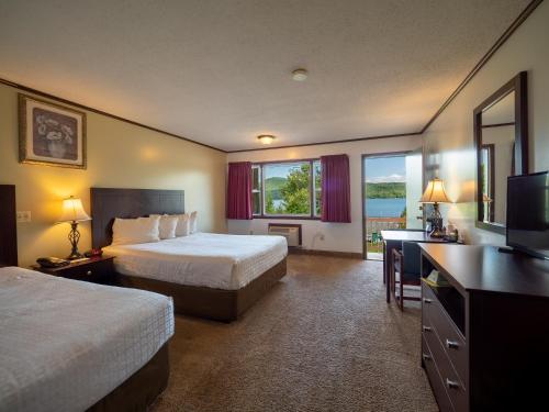 Habitación con cama grande y balcón del hotel Lake 'n Pines. Foto 1