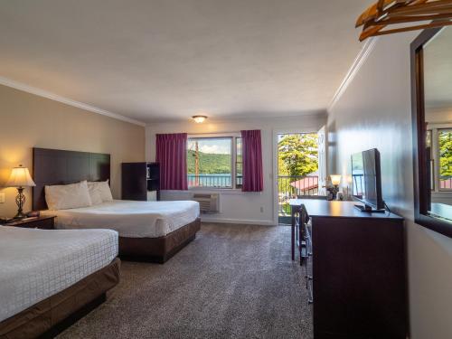 Habitación con cama grande y balcón del hotel Lake 'n Pines. Foto 2