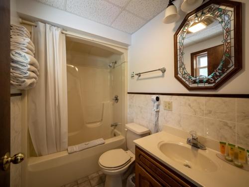 Habitación con cama grande y balcón del hotel Lake 'n Pines. Foto 3