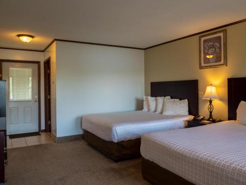 Habitación con cama grande y balcón del hotel Lake 'n Pines. Foto 5