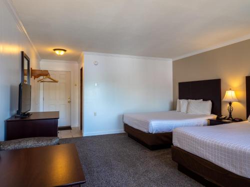 Habitación con cama grande y balcón del hotel Lake 'n Pines. Foto 6