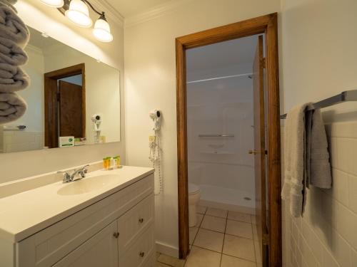 Habitación con cama grande y balcón del hotel Lake 'n Pines. Foto 7