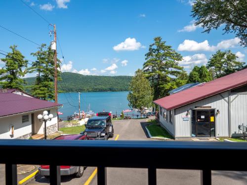 Habitación con cama grande y balcón del hotel Lake 'n Pines. Foto 8