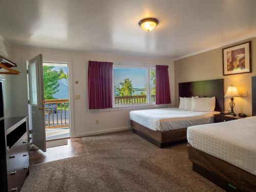 Habitación con 2 camas grandes del hotel Lake 'n Pines