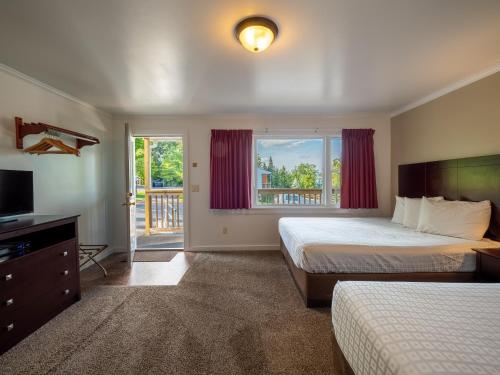 Habitación con 2 camas grandes del hotel Lake 'n Pines. Foto 1