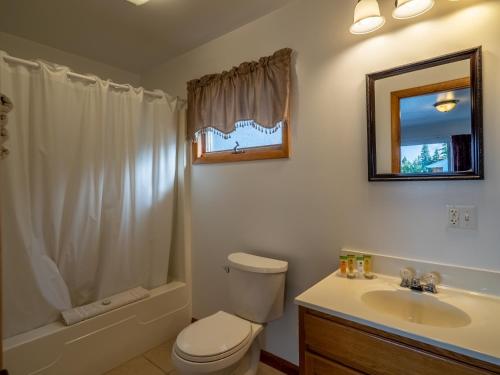 Habitación con 2 camas grandes del hotel Lake 'n Pines. Foto 2