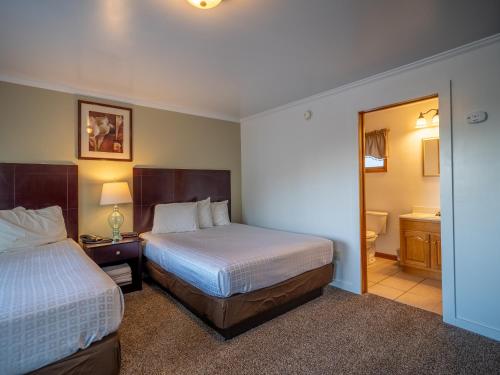 Habitación con 2 camas grandes del hotel Lake 'n Pines. Foto 3
