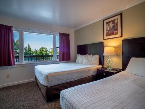 Habitación con 2 camas grandes del hotel Lake 'n Pines. Foto 5