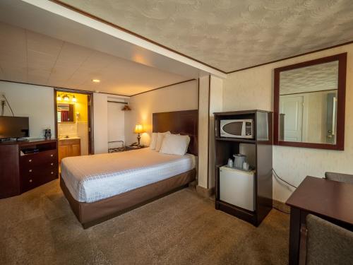 Habitación con cama grande y vistas al mar del hotel Lake 'n Pines