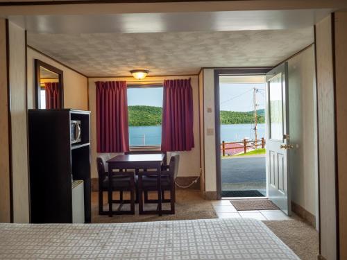 Habitación con cama grande y vistas al mar del hotel Lake 'n Pines. Foto 1