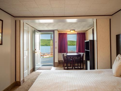 Habitación con cama grande y vistas al mar del hotel Lake 'n Pines. Foto 2