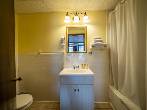 Habitación con cama grande y vistas al mar del hotel Lake 'n Pines. Foto 3