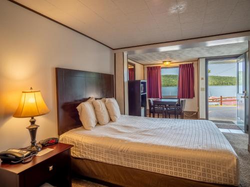 Habitación con cama grande y vistas al mar del hotel Lake 'n Pines. Foto 4