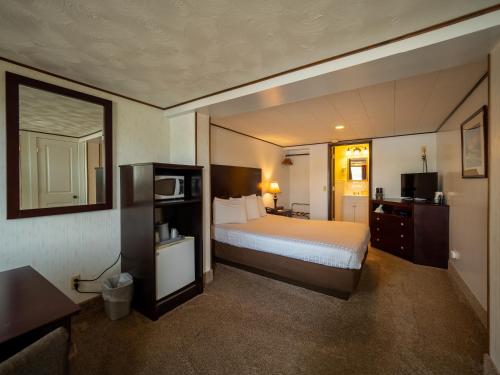 Habitación con cama grande y vistas al mar del hotel Lake 'n Pines. Foto 5