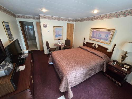 Habitación con cama grande del hotel Lake View