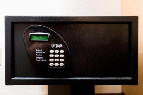 Habitación Superior con cama extragrande y ducha accesible en silla de ruedas - Adaptada para personas con discapacidad - No fumadores del hotel Red Roof Inn Utica. Foto 4