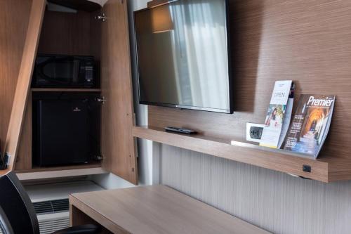 Habitación con 2 camas grandes del hotel Courtyard By Marriott Elmira Horseheads. Foto 4