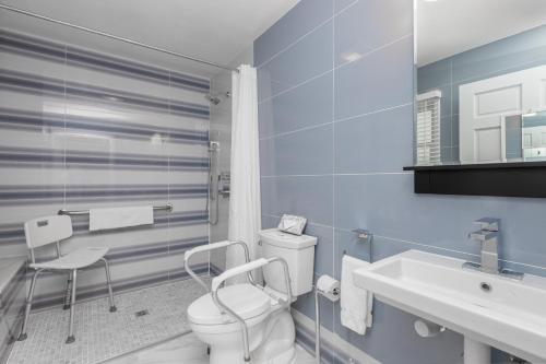 Habitación con cama extragrande y ducha a ras de suelo - Adaptada para personas con movilidad reducida del hotel Aqualina Inn Montauk. Foto 6