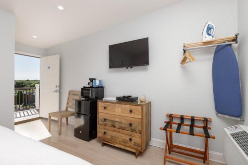 Habitación con cama extragrande y balcón del hotel Aqualina Inn Montauk. Foto 3