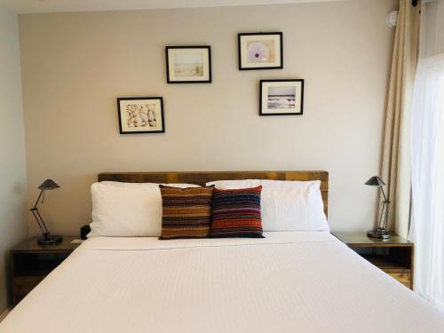 Habitación con cama extragrande y balcón del hotel Aqualina Inn Montauk. Foto 4