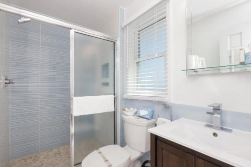 Habitación con cama extragrande y balcón del hotel Aqualina Inn Montauk. Foto 5