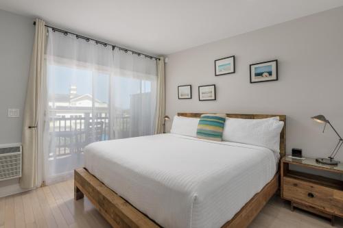 Habitación con cama extragrande y balcón del hotel Aqualina Inn Montauk