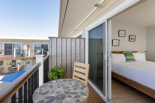 Habitación con cama extragrande y balcón del hotel Aqualina Inn Montauk. Foto 1