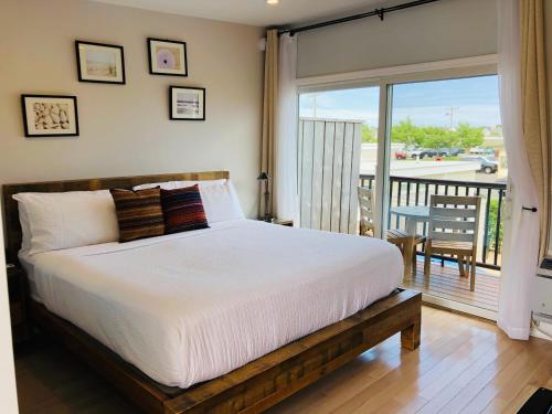 Habitación con cama extragrande y balcón del hotel Aqualina Inn Montauk. Foto 2