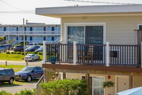 Habitación con cama extragrande y balcón del hotel Aqualina Inn Montauk. Foto 6