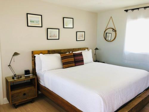 Habitación con cama extragrande del hotel Aqualina Inn Montauk