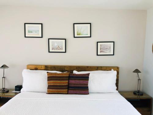 Habitación con cama extragrande del hotel Aqualina Inn Montauk. Foto 1