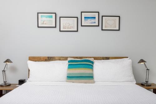 Habitación con cama extragrande del hotel Aqualina Inn Montauk. Foto 3