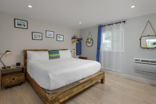 Habitación con cama extragrande y ducha a ras de suelo - Adaptada para personas con movilidad reducida del hotel Aqualina Inn Montauk. Foto 2