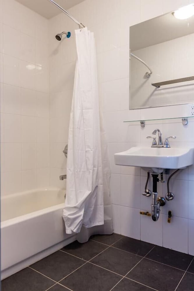 Habitación estándar (Quad Ensuite) del hotel The Park Ave North. Foto 1