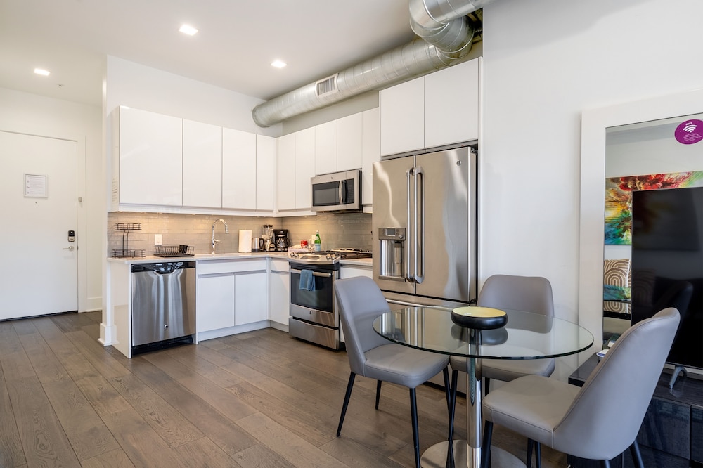 Estudio, 1 cama de matrimonio con sofá cama, cocina del hotel Dharma Home Suites Hoboken At Novia. Foto 2