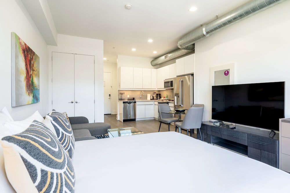 Estudio, 1 cama de matrimonio con sofá cama, cocina del hotel Dharma Home Suites Hoboken At Novia. Foto 4