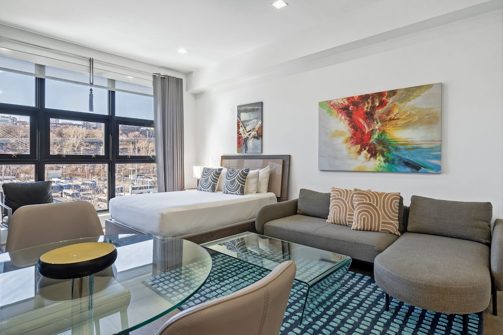 Estudio, 1 cama de matrimonio con sofá cama, cocina del hotel Dharma Home Suites Hoboken At Novia. Foto 7