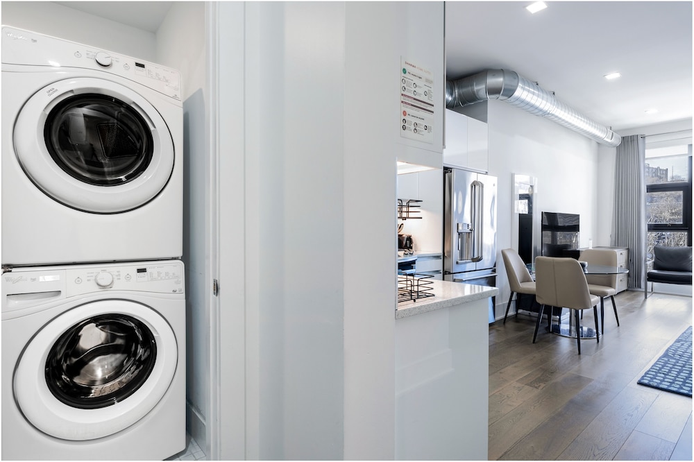 Estudio, 1 cama de matrimonio con sofá cama, cocina del hotel Dharma Home Suites Hoboken At Novia. Foto 8