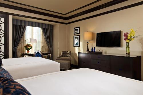 Habitación Doble Estándar con cama grande adaptada para personas con discapacidad auditiva del hotel Saratoga Casino