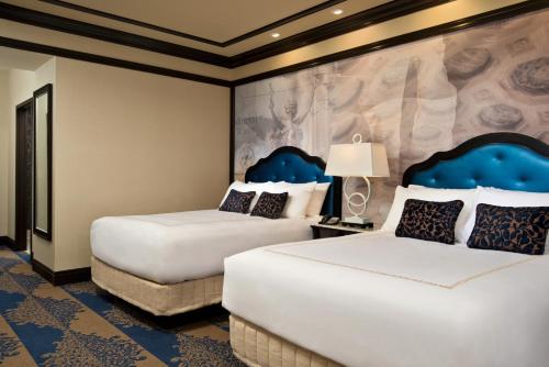 Habitación Doble Estándar con cama grande y bañera del hotel Saratoga Casino. Foto 3