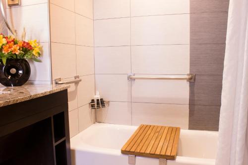 Habitación Doble Estándar con cama grande - Accesible según la ADA con bañera del hotel Saratoga Casino. Foto 3