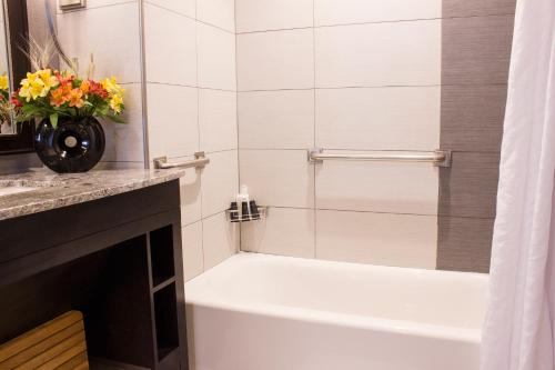 Habitación Doble Estándar con cama grande y bañera del hotel Saratoga Casino. Foto 1