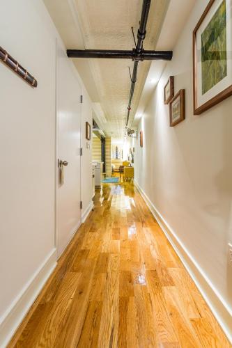 Suite deluxe con cama grande, patio y zona de cocina del hotel Franklin Guesthouse. Foto 1