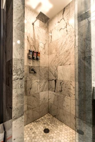 Suite deluxe con cama grande, patio y zona de cocina del hotel Franklin Guesthouse. Foto 4