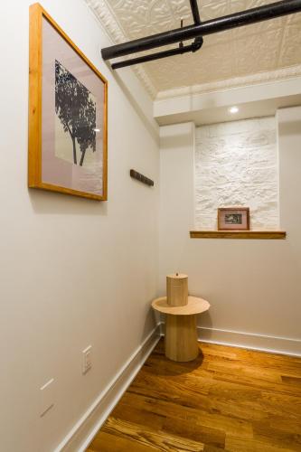 Suite deluxe con cama grande, patio y zona de cocina del hotel Franklin Guesthouse