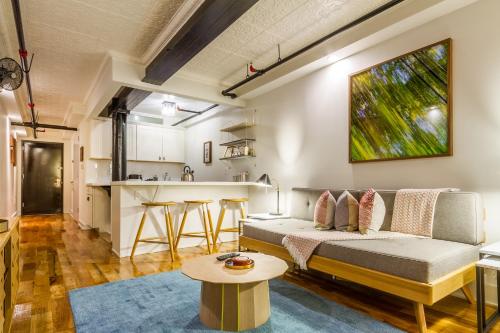 Suite deluxe con cama grande, patio y zona de cocina del hotel Franklin Guesthouse. Foto 5