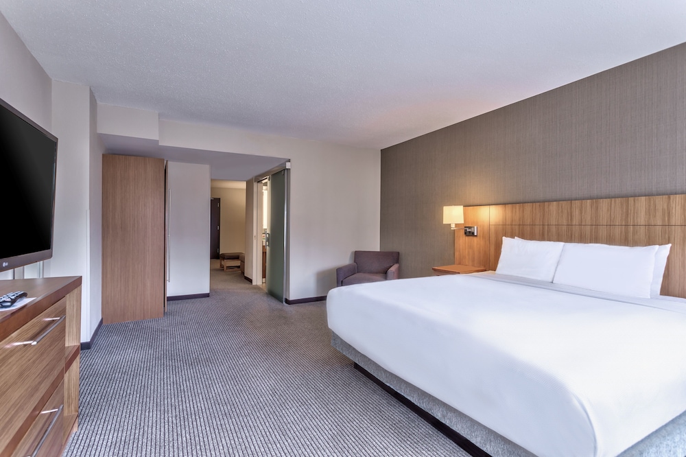 Cama king size en planta alta (con sofá cama) del hotel Hyatt Place Minneapolis Downtown. Foto 3