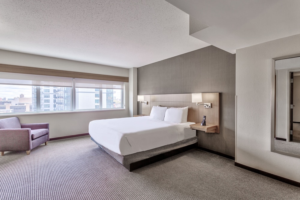 Suite de una habitación con cama king size (con sofá cama) del hotel Hyatt Place Minneapolis Downtown. Foto 2
